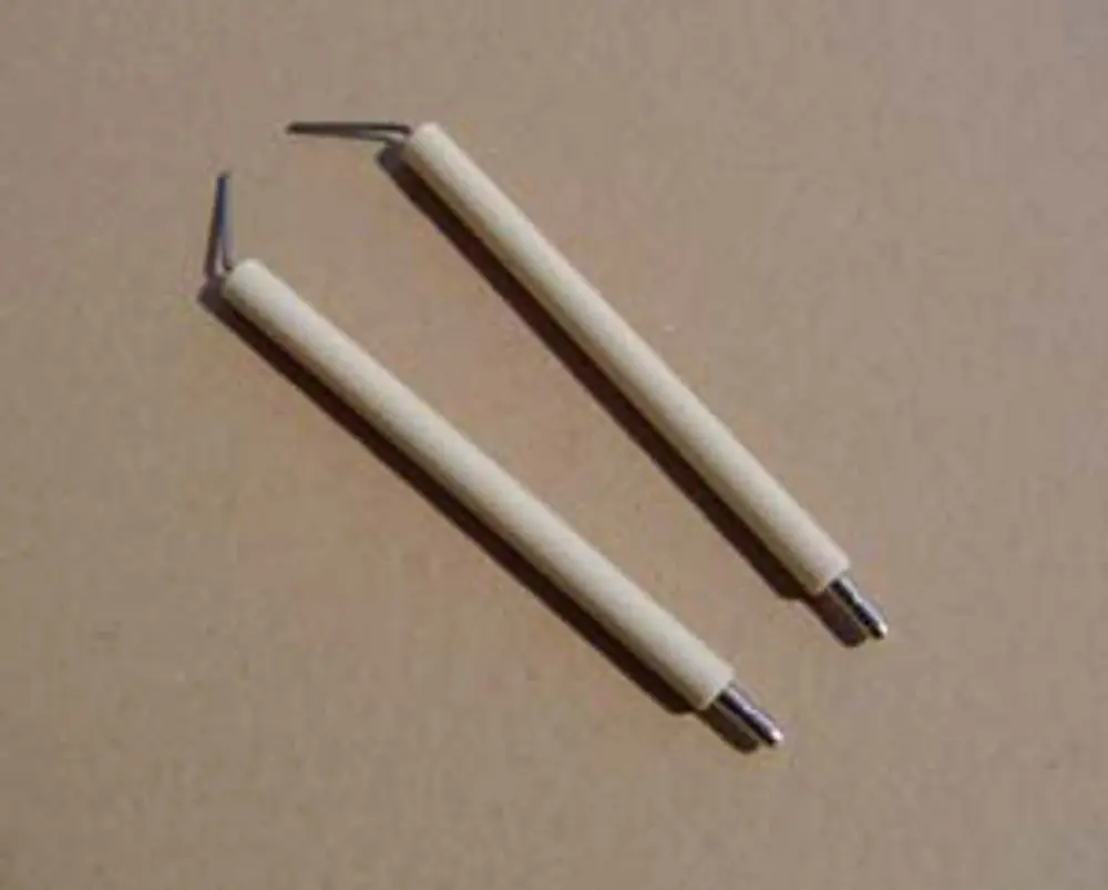 Set mit zwei Elektroden von Remeha, jeweils mit einem langen, dünnen Stab und einem gebogenen Ende, auf neutralem Hintergrund.